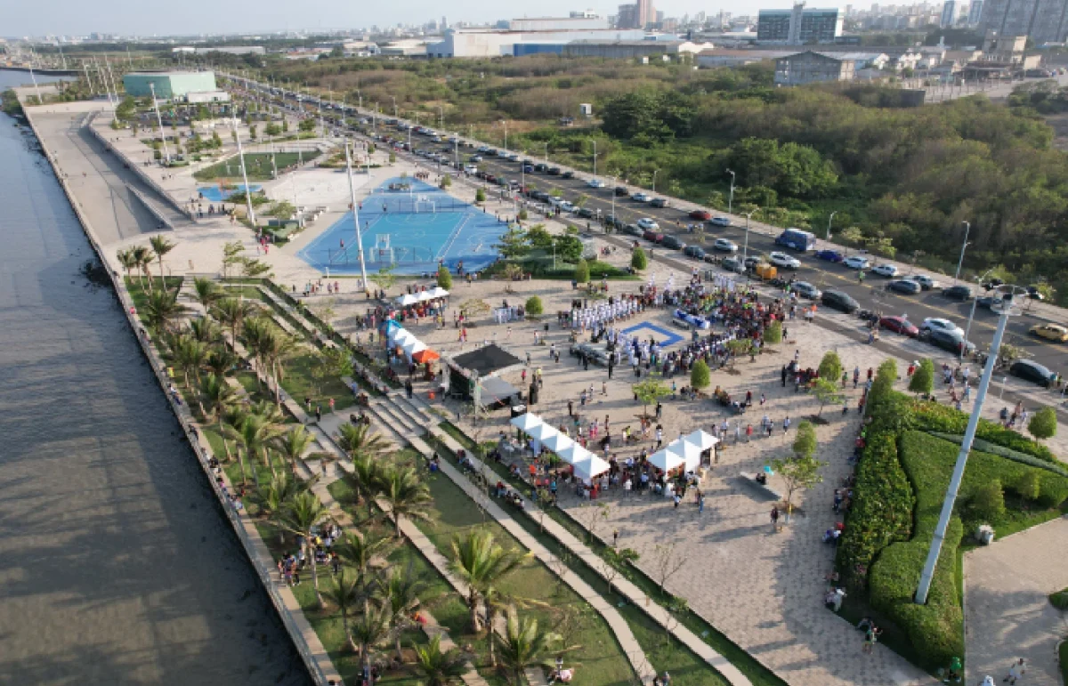 Barranquilla waterfront with green spaces, parks, vehicles, and streets