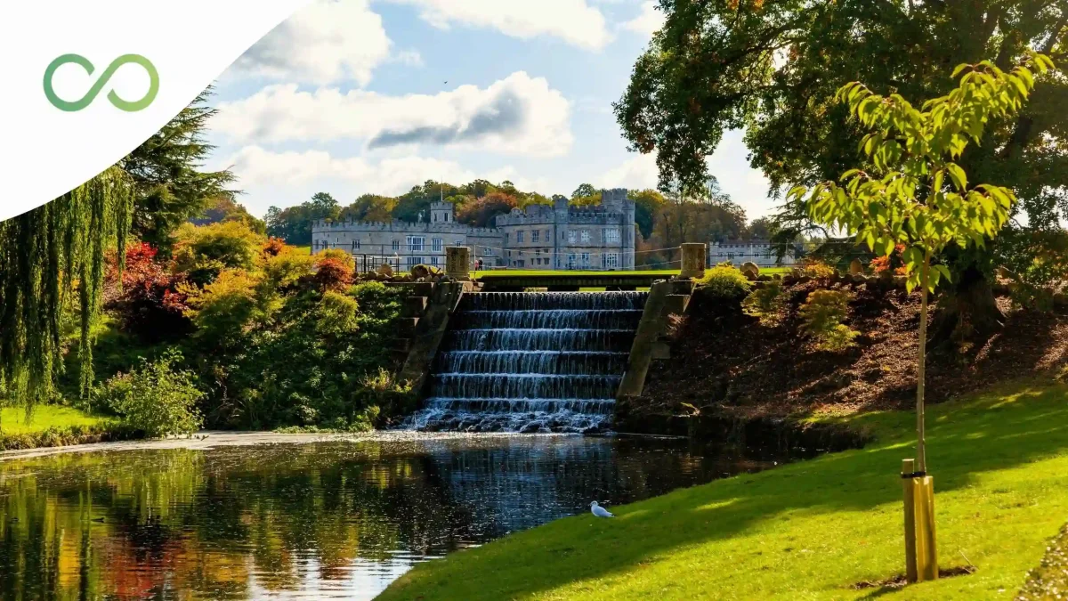 lago y vegetación con una escalera en la que cae agua y el el fondo se ve una edificación Guía completa para obtener la certificación LEED Colombia paso a paso green loop