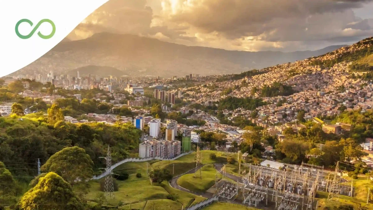 atardecer en ciudad en colombia vista aerea Cuánto cuesta la construcción sostenible en Colombia en 2026 green loop