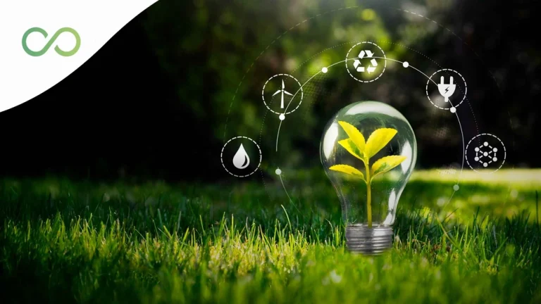 campo con bosque al fondo un bombillo con una planta dentro e íconos de sostenibilidad al rededor Qué es un consultor de construcción sostenible y qué hace exactamente green loop