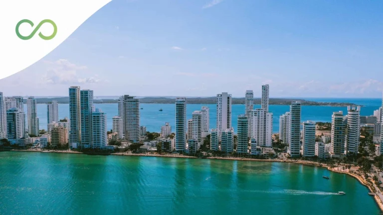 Edificios nuevos en la bahía de cartagena en el día Construcciones sostenibles en Colombia Green Loop