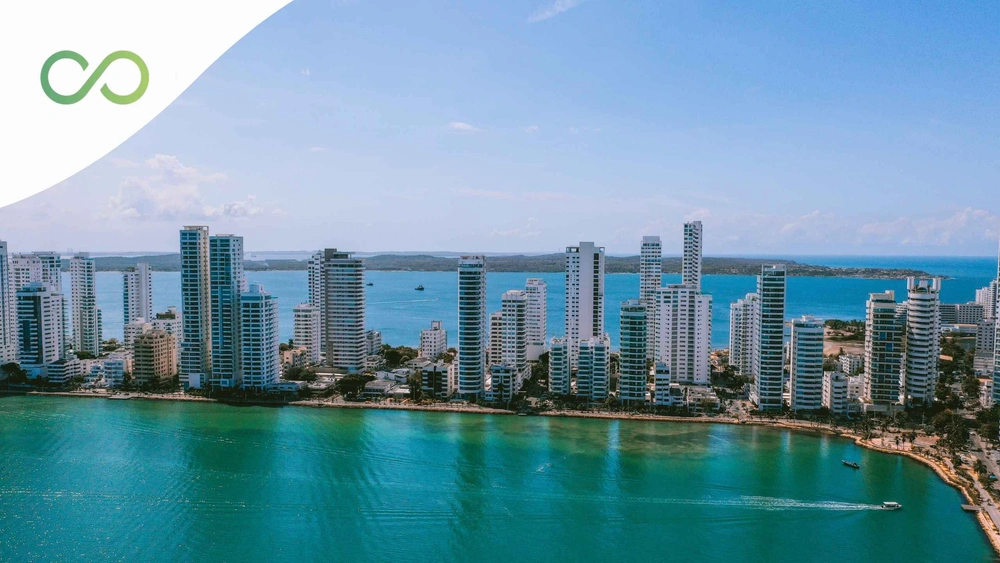 Edificios nuevos en la bahía de cartagena en el día Construcciones sostenibles en Colombia Green Loop