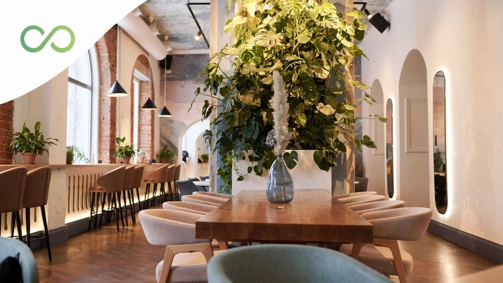 restaurante con muchas plantas interiores y luz natural Diseño interior, materiales y certificaciones green loop