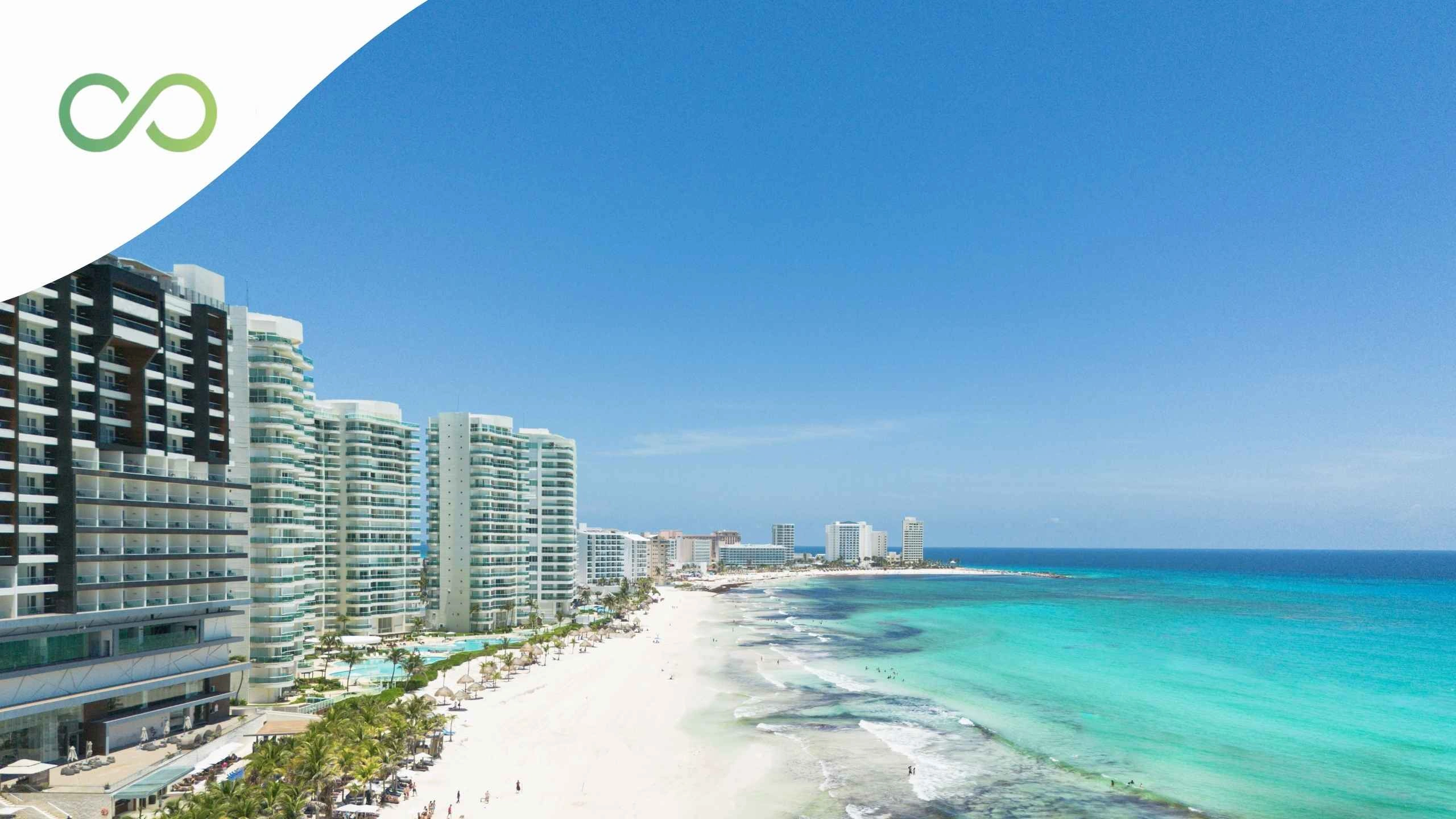 playa en el caribe con hoteles y arenas blancas Huella de carbono en hoteles del Caribe: cómo medirla y reducirla Green Loop
